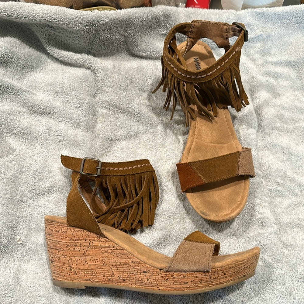 Excellent Minnetonka suede wedge sandals with ankle strap and fringe 10b